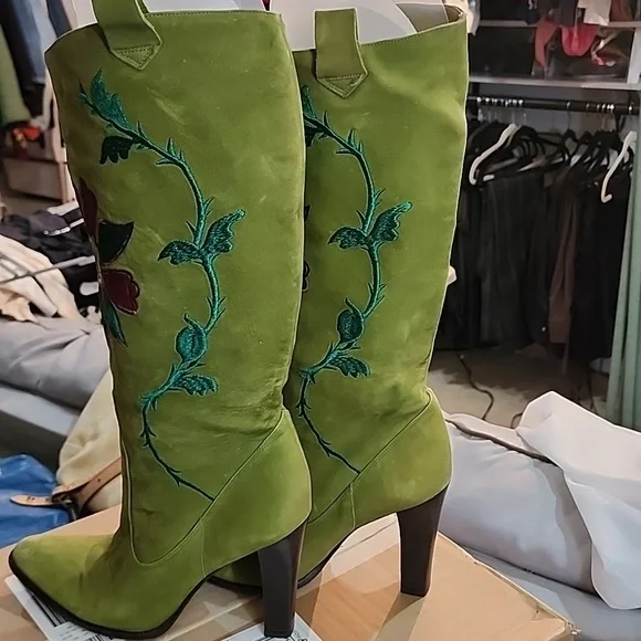 Vince Camuto - Picture 3 of 6